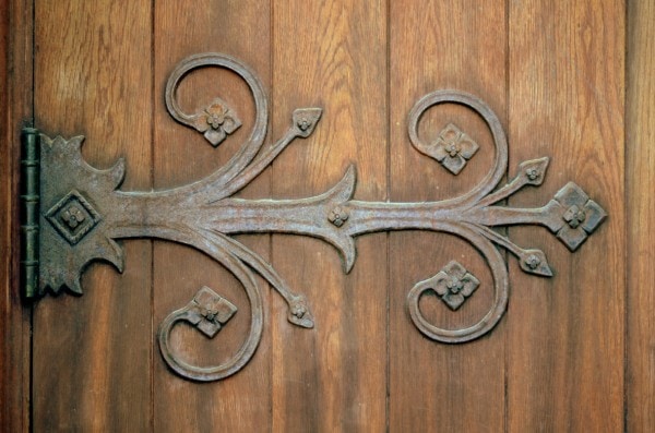 Wooden door and hinge